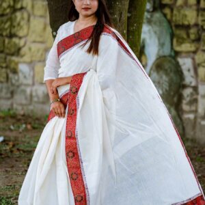 এলিগেন্ট অফ-হোয়াইট কটন শাড়ি উইথ রেড ট্র্যাডিশনাল বর্ডার | Elegant Off-White Cotton Saree with Red Traditional Border