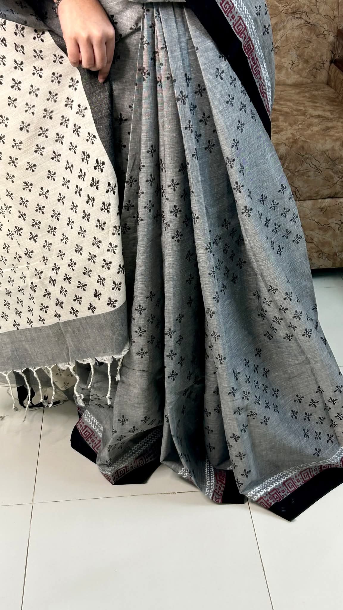 এলিগেন্ট অ্যাশ গ্রে কটন শাড়ি উইথ ব্ল্যাক মিনিমাল প্রিন্ট বর্ডার | Elegant Ash Grey Cotton Saree with Black Minimal Print Border - Image 4