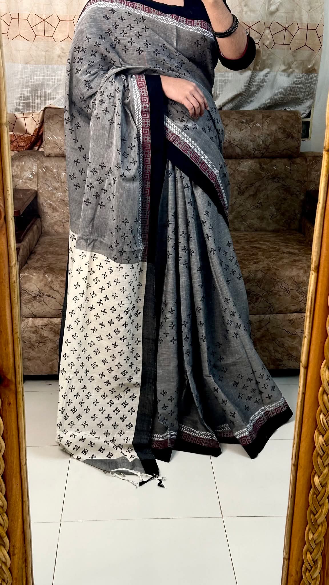 এলিগেন্ট অ্যাশ গ্রে কটন শাড়ি উইথ ব্ল্যাক মিনিমাল প্রিন্ট বর্ডার | Elegant Ash Grey Cotton Saree with Black Minimal Print Border - Image 3